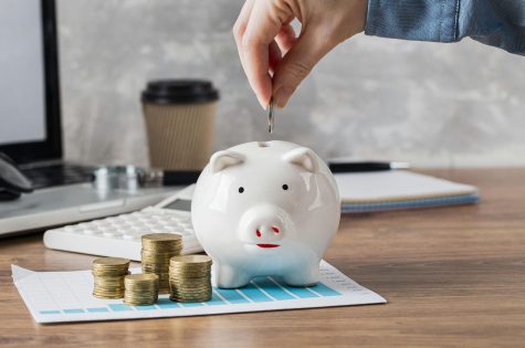 mano-poniendo-monedas-en-la-hucha-y-tabla-de-crecimiento mano-poniendo-monedas-en-la-hucha-y-tabla-de-crecimiento